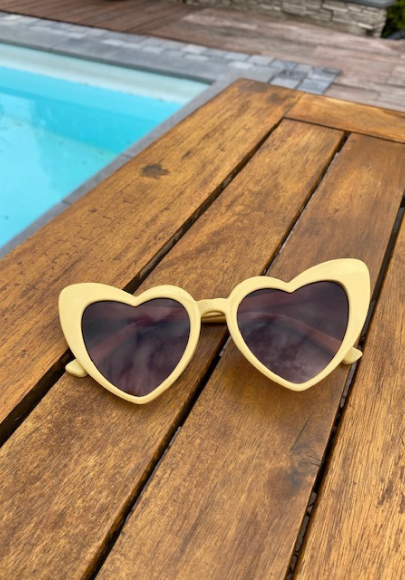 Lunettes de soleil coeur eighties jaunes