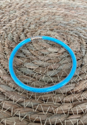 Bracelet jonc paillettes plastique bleu fluo